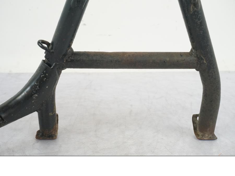 Snett nerifrån på Centralstöd från en Honda CBR 1100 XX -1999 motorcykel.