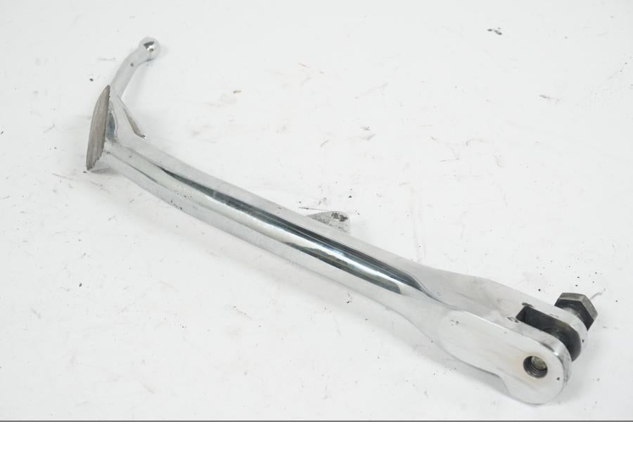 Snett nerifrån på Sidostöd från en Triumph Rocket III -2007 motorcykel.