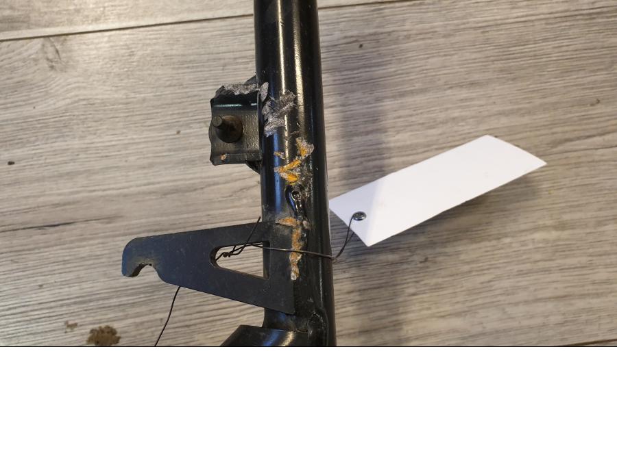 Höger sida på Centralstöd från en BMW F 800 GT -2015 motorcykel.