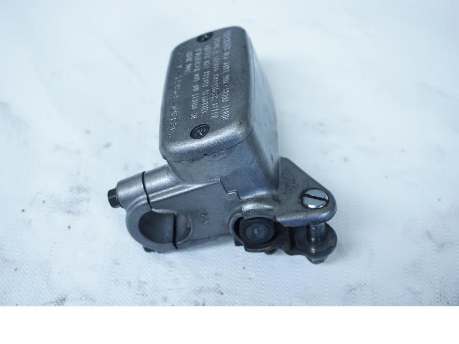 Baksidan på Bromshuvudcylinder från en Honda VFR 750 -1992 motorcykel.