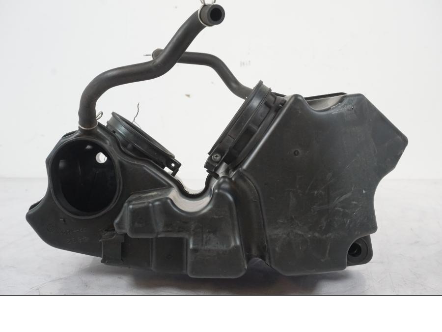 Vänster sida på Luftburk från en Suzuki VZR 1800 -2009 motorcykel.