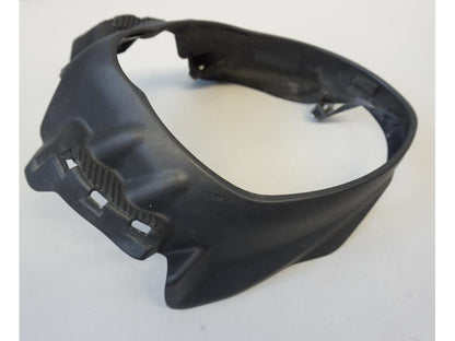 Baksidan på Strålkastarkåpa från en Suzuki SFV 650 A Gladius -2012 motorcykel.