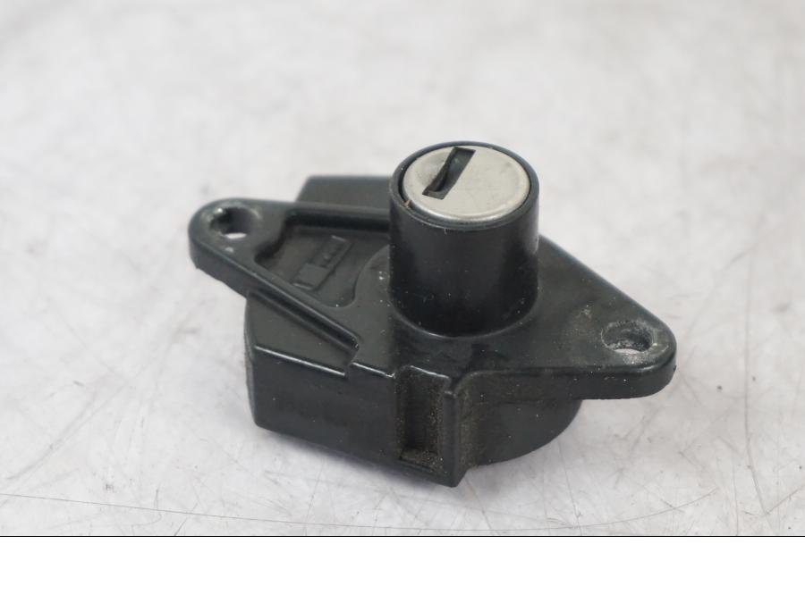 Höger sida på Låssats från en Triumph Tiger -2009 motorcykel.