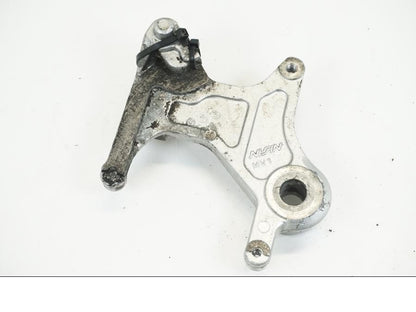 Framsidan på Bromsoksfäste från en Honda XRV 750 -2001 motorcykel.