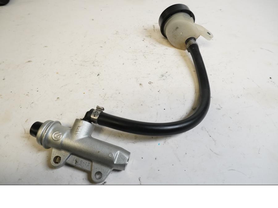 Framsidan på Bromshuvudcylinder från en BMW S 1000 RR -2011 motorcykel.