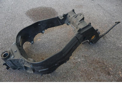 Framsidan på <p>KLAR Denna ram är kryssad och säljs utan papper ramnumret är överstruket och får ej användes i trafik. Ramen får brukas till på privat väg samt viss bankörning (läs på regler inför bankörning) ramar som säljs utan papper brukas säljas för byggnationer som ej ska brukas på vägar.</p>

<p>Med stötdämparlänkage och sidostöd.</p> motorcykel.