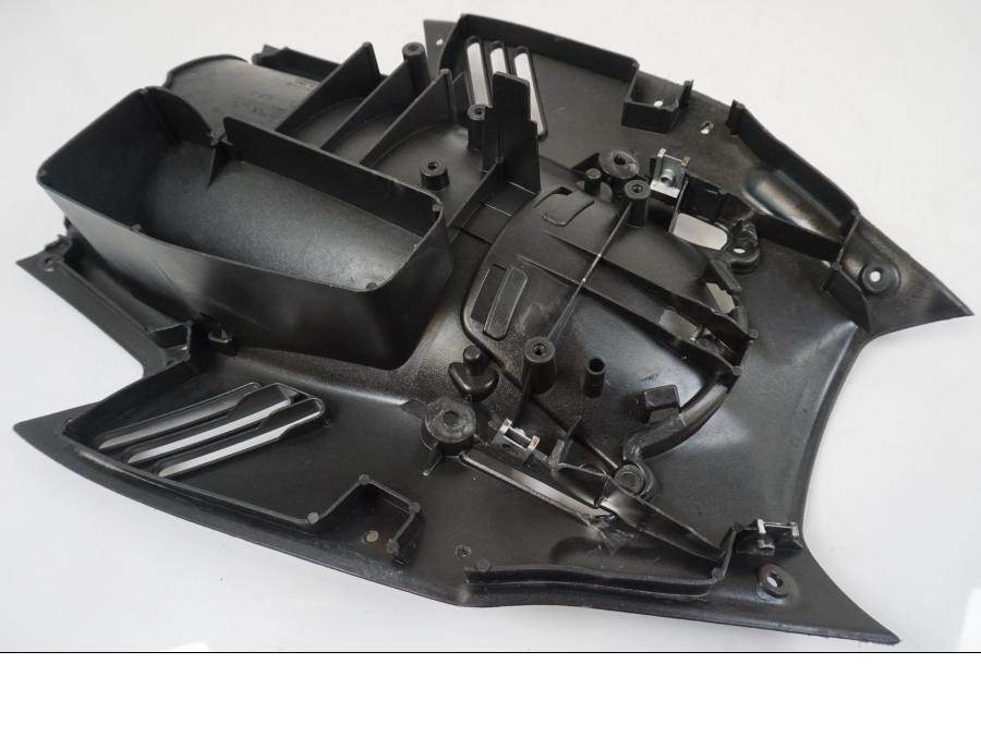 Snett nerifrån på Undertail från en Aprilia RS 125 -2008 motorcykel.