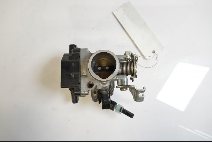 Framsidan på Spjällhus från en Honda CBR 125 R -2011 motorcykel.