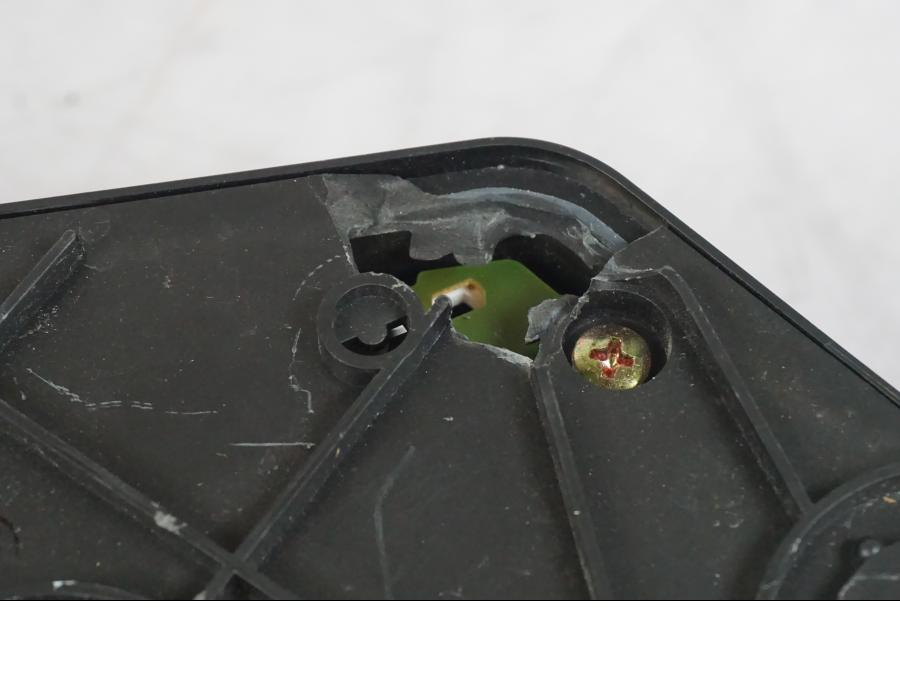 Snett nerifrån på <p>Instrumentpanel från Suzuki SV 650 S 2002.</p>

<p>Ett fäste är avbrutet men medföljer.</p>

<p>Bilden som visar "Bucklan" i plasten visar även spricka för ett fäste. Se bilder.</p> motorcykel.