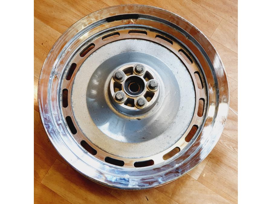 Framsidan på Fälg från en H-D Sportster 1200 XL1200C -1998 motorcykel.