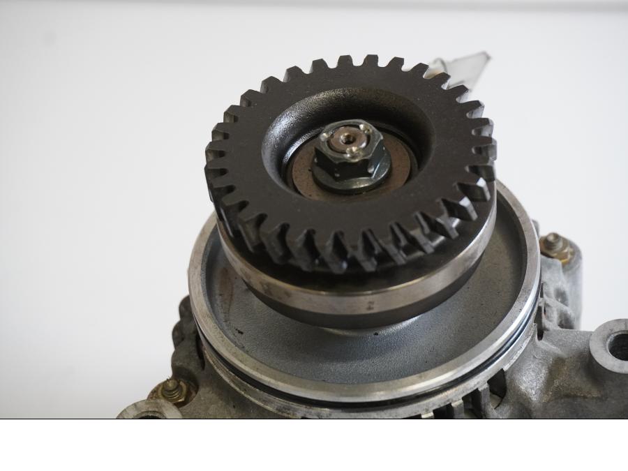 Baksidan på Generator från en Suzuki GSX 750 -2001 motorcykel.