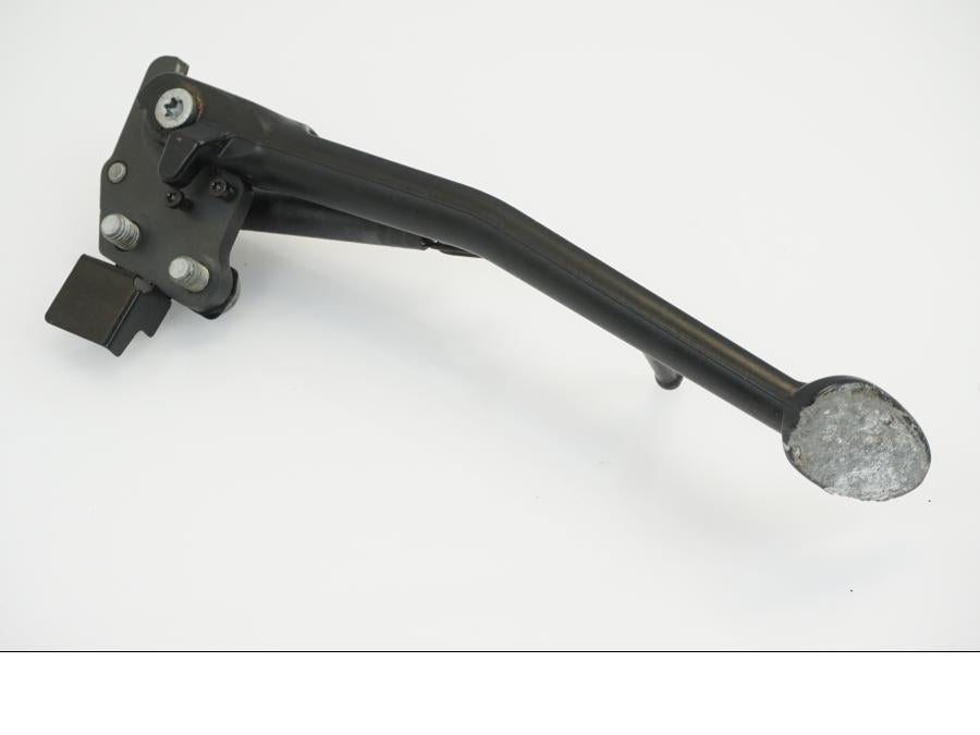 Snett uppifrån på Sidostöd från en KTM 1290 Super Duke -2020 motorcykel.