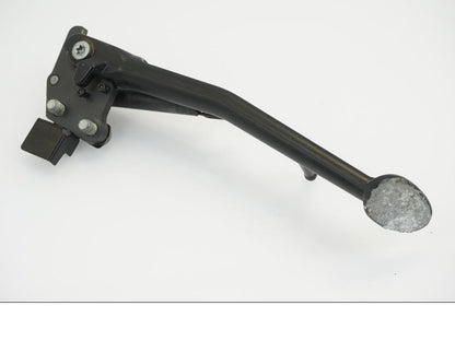 Snett uppifrån på Sidostöd från en KTM 1290 Super Duke -2020 motorcykel.