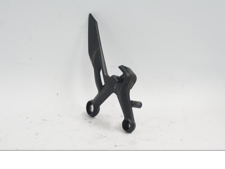 Vänster sida på Fotpinnefäste från en KTM 790 Duke -2018 motorcykel.