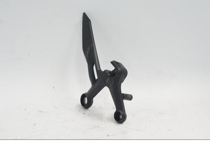 Vänster sida på Fotpinnefäste från en KTM 790 Duke -2018 motorcykel.