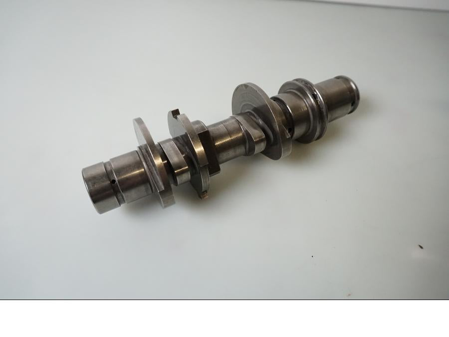 Baksidan på Kamaxel från en Ducati Multistrada 1260 -2020 motorcykel.