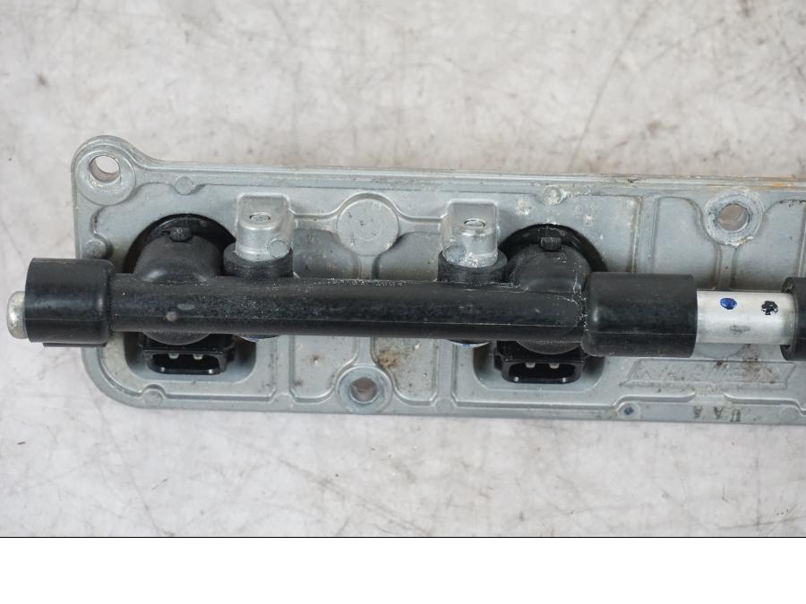 Snett uppifrån på Fuel Rail från en Kawasaki ZX-6R -2006 motorcykel.