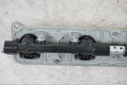 Snett uppifrån på Fuel Rail från en Kawasaki ZX-6R -2006 motorcykel.