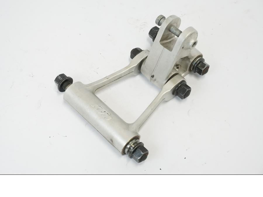 Baksidan på Stötdämparlänkage från en KTM 690 Duke -2016 motorcykel.