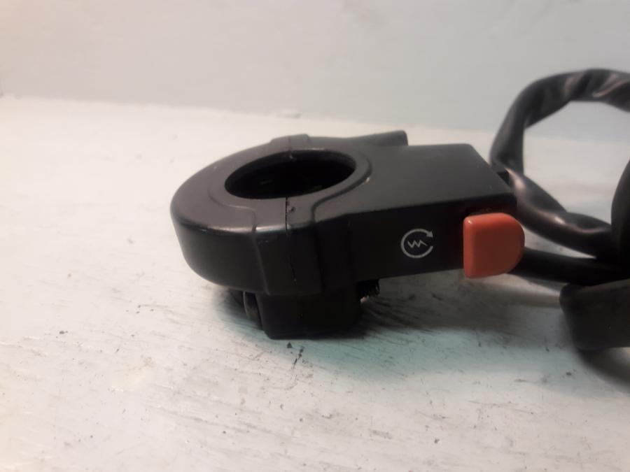 Framsidan på Styrelreglage från en Honda CBR 125 R -2008 motorcykel.