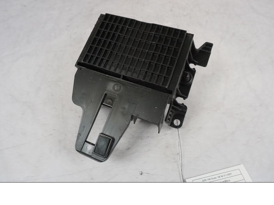 Framsidan på Batterihållare från en KTM 790 Duke -2018 motorcykel.