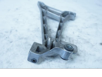 Baksidan på Fotpinnefäste från en Honda VFR 750 -1992 motorcykel.