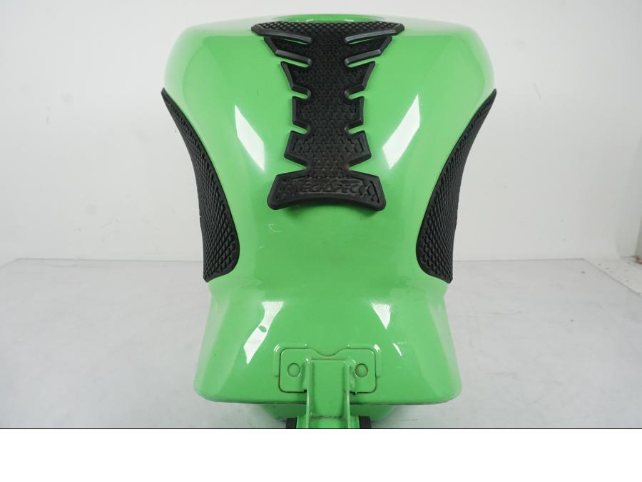 Extrabild3 på Bensintank från en Kawasaki ZX-6R -2005 motorcykel.