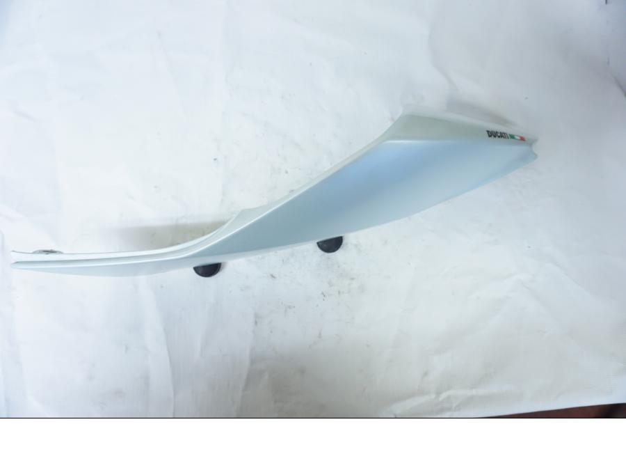 Framsidan på Bakvinge från en Ducati 899 Panigale -2015 motorcykel.