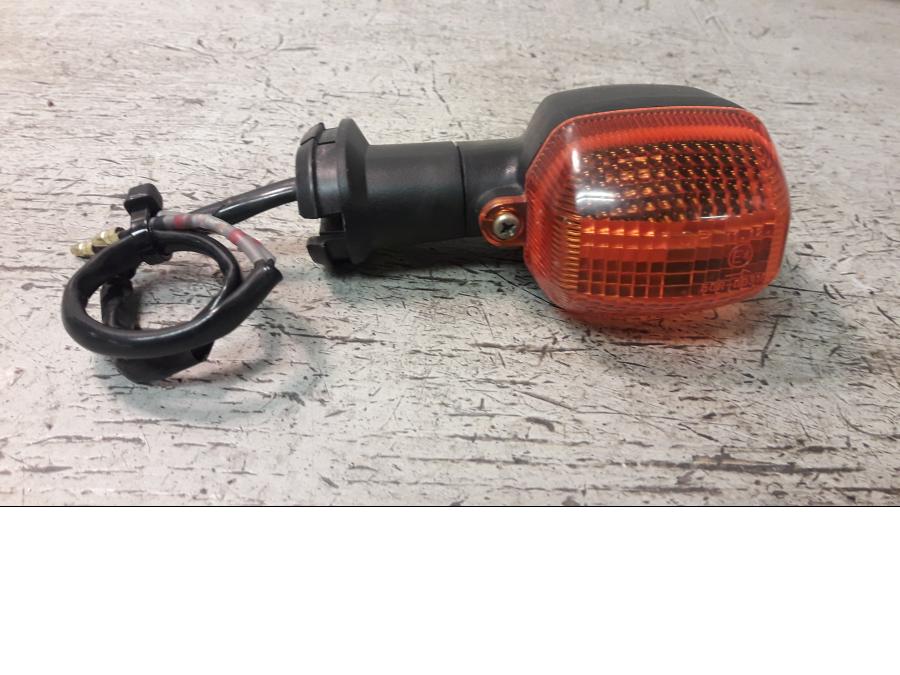 Framsidan på Blinkers från en Yamaha FZ-S 600 -2000 motorcykel.