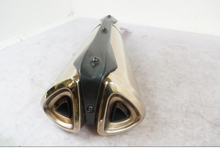 Baksidan på Ljuddämpare från en Kawasaki Z 1000 -2009 motorcykel.