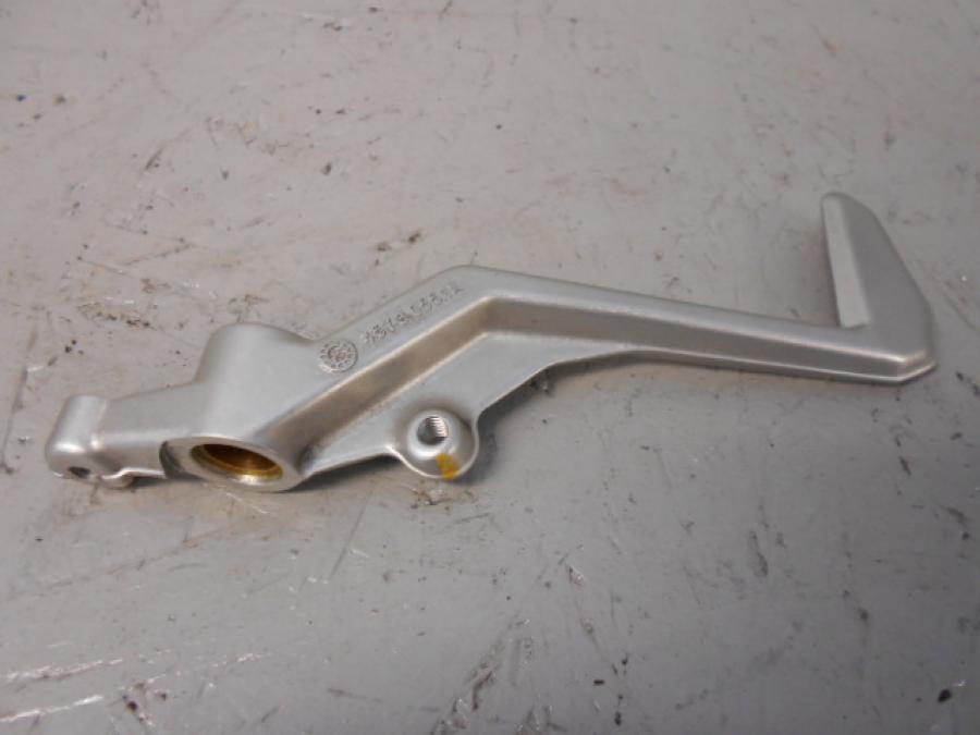 Baksidan på Bromspedal från en Ducati 1199 Panigale -2017 motorcykel.