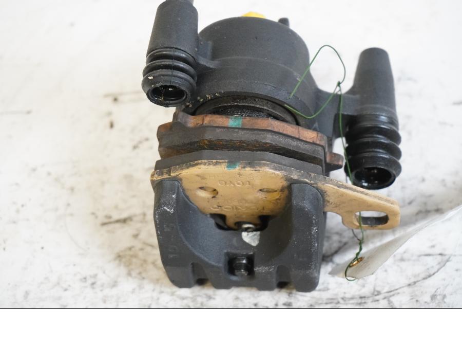 Baksidan på <p>Bromsok bak från Kawasaki Versys 650 ABS 2007.</p>

<p>Tokico, ett kolvs ok.</p> motorcykel.