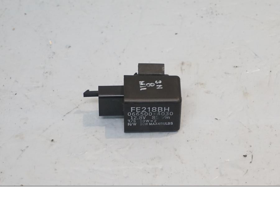 Framsidan på Blinkersrelä från en Yamaha XJ 6 -2011 motorcykel.