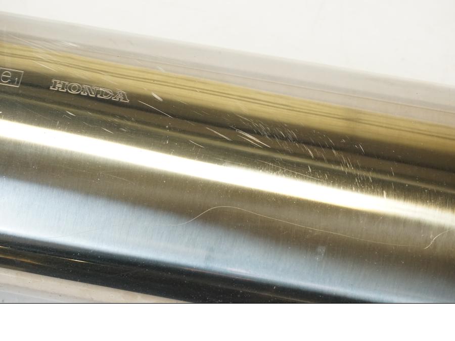 Vänster sida på Ljuddämpare från en Honda ST 1300 -2002 motorcykel.