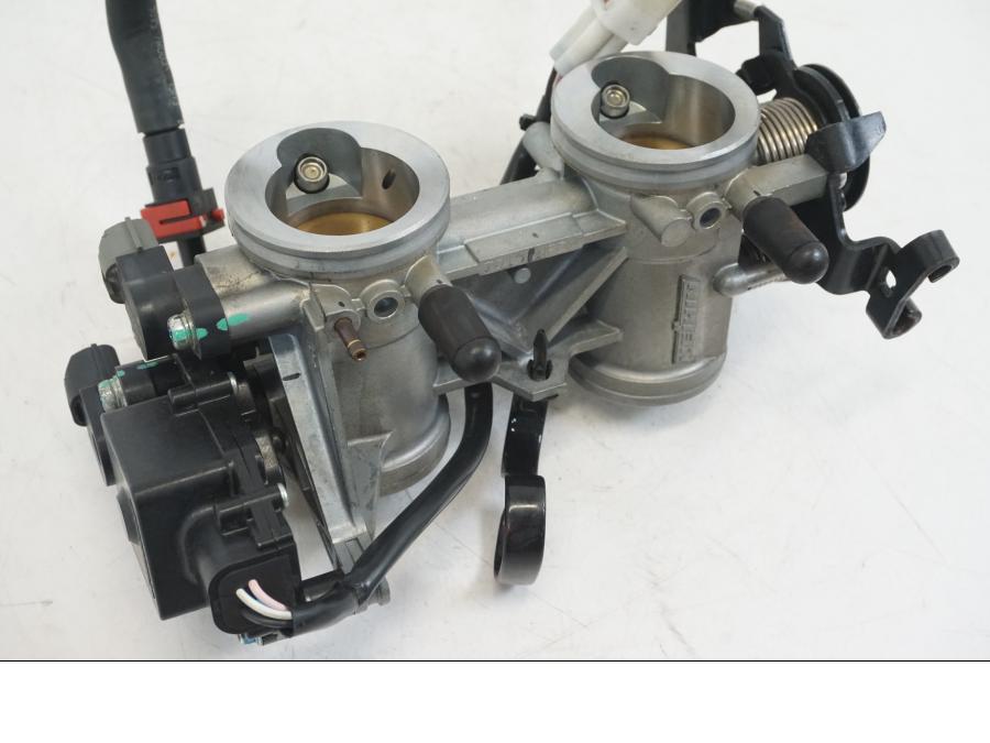 Höger sida på Spjällhus från en Ducati Hyperstrada -2013 motorcykel.