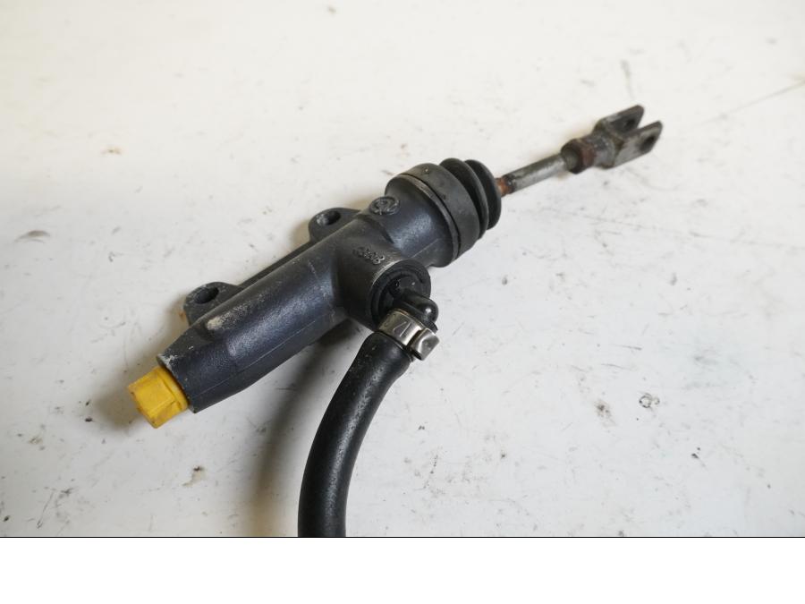 Baksidan på Bromshuvudcylinder från en BMW R 1100 RS -1997 motorcykel.