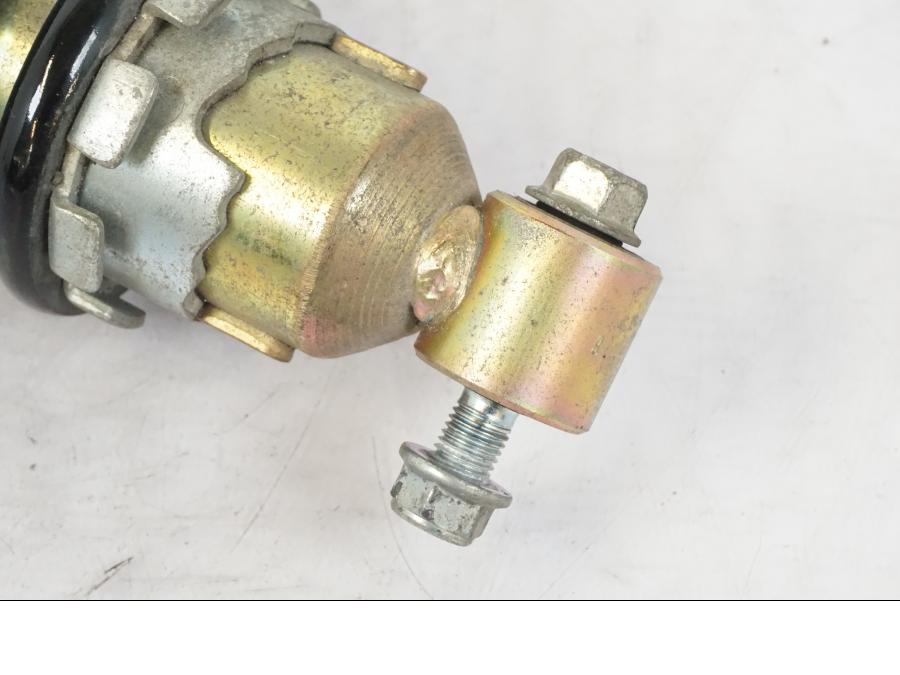 Baksidan på Stötdämpare från en Suzuki VL 800 -2002 motorcykel.