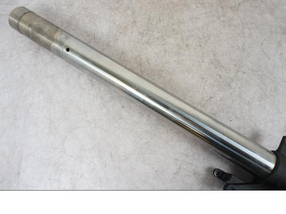 Snett nerifrån på Gaffelben från en Honda CBR 900 RR -2001 motorcykel.