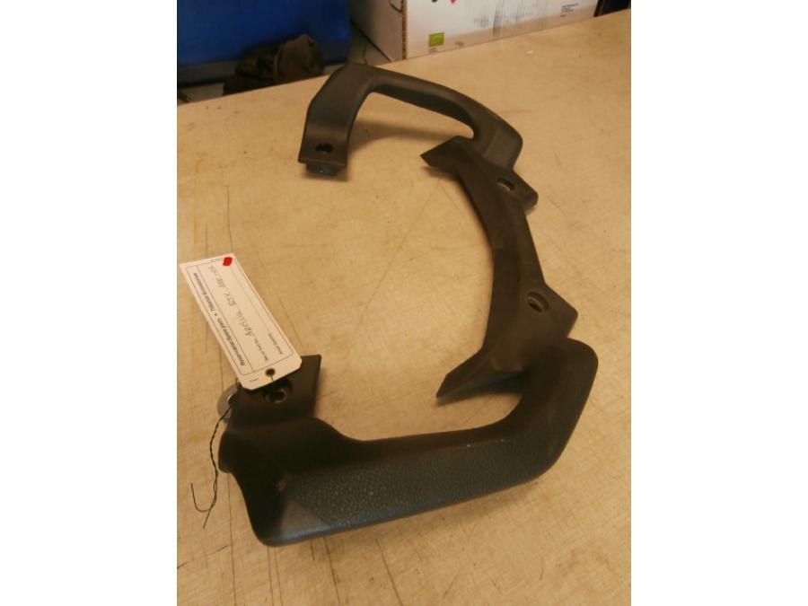 Höger sida på Passagerarhandtag från en Aprilia ETV 1000 -2002 motorcykel.