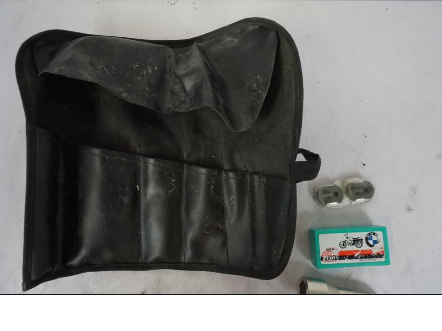 Snett uppifrån på Verktyg från en BMW R 1150 GS -2002 motorcykel.