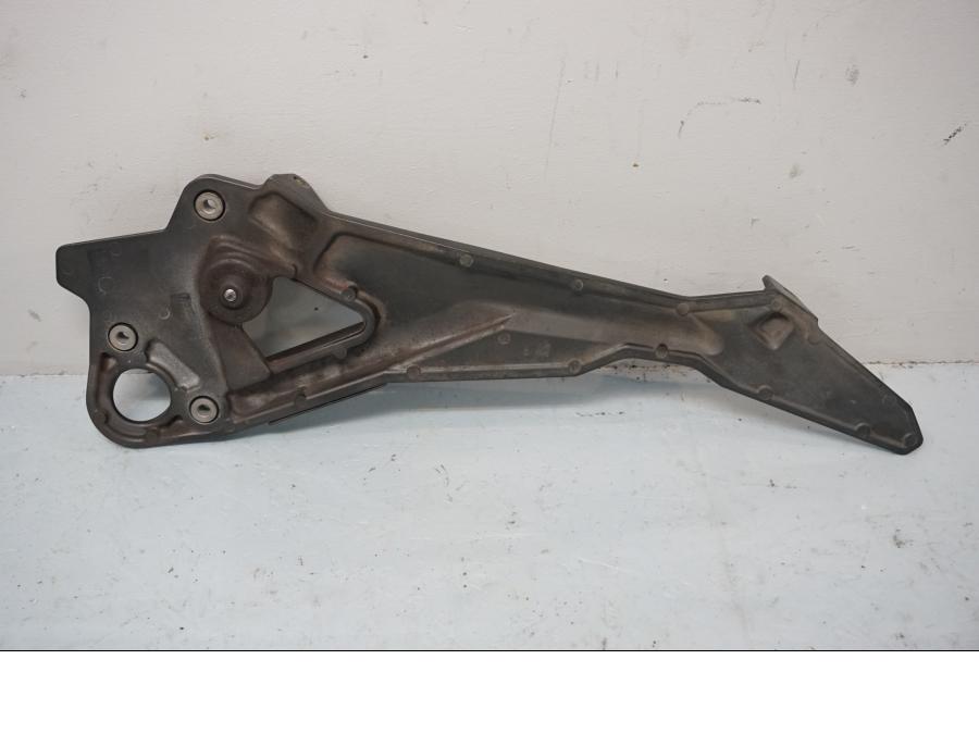 Baksidan på Fotpinnefäste från en Yamaha XJ 6 -2011 motorcykel.