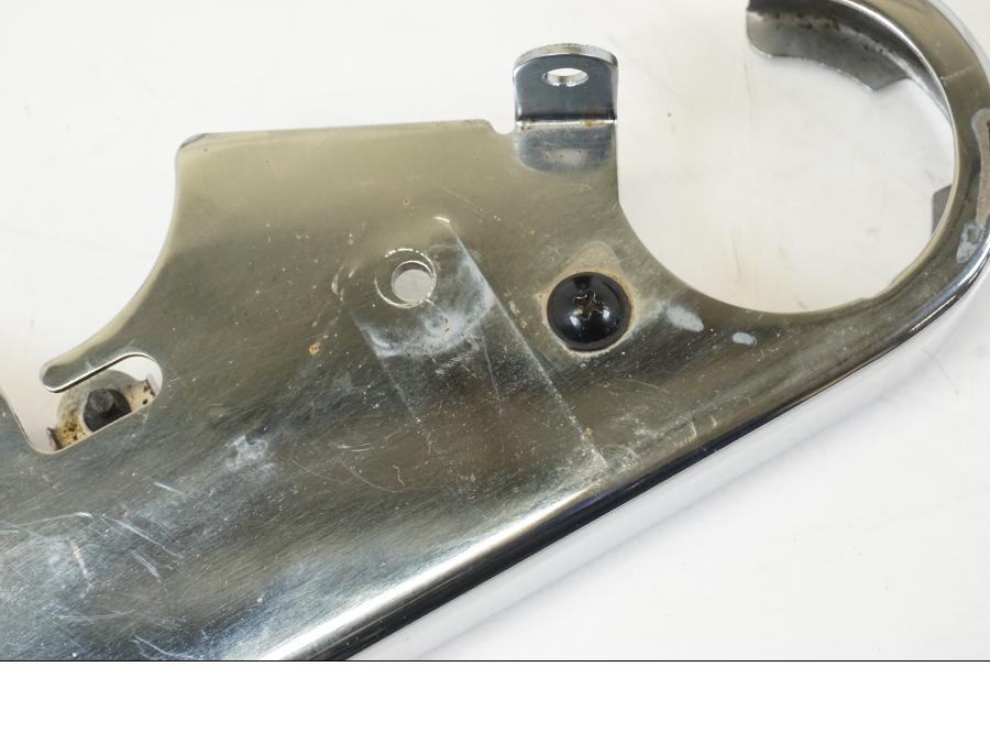 Snett uppifrån på Gaffelkronadekor från en Kawasaki VN 800 -2000 motorcykel.