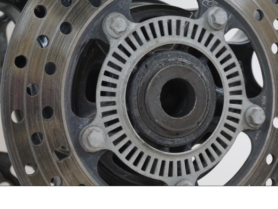 Extrabild3 på Hjulpaket från en Aprilia Tuono V4R -2011 motorcykel.