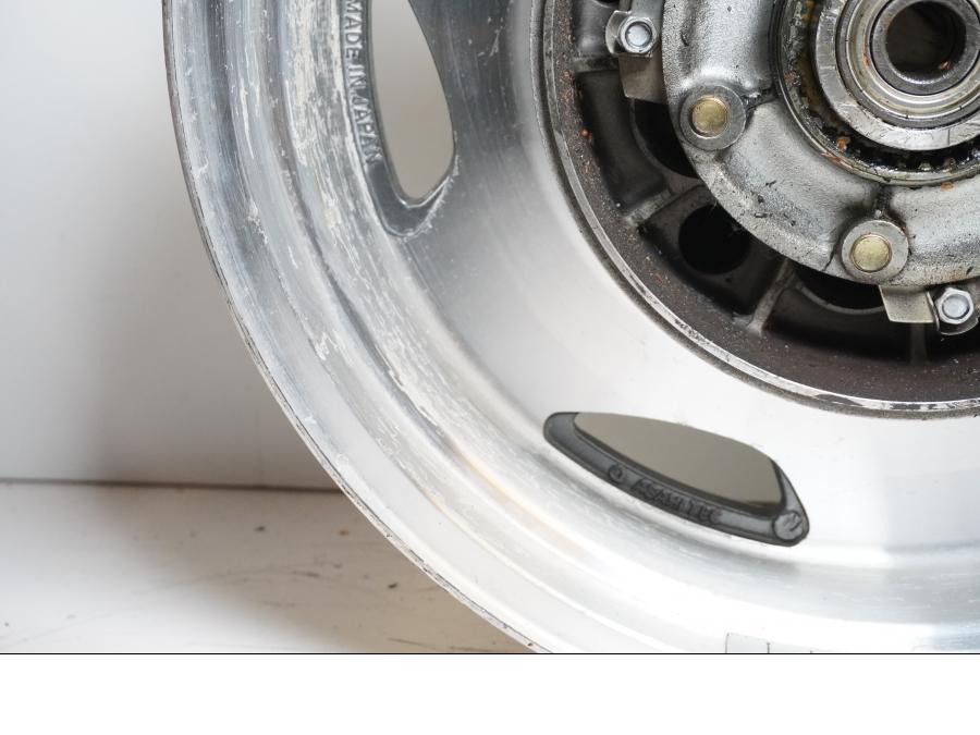 Extrabild6 på Fälg från en Suzuki VL 1500 -1998 motorcykel.