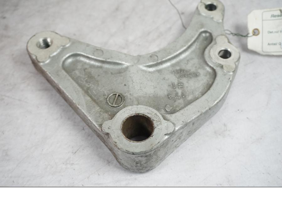 Framsidan på Bromsoksfäste från en Kawasaki VN 1600 Mean Streak -2004 motorcykel.