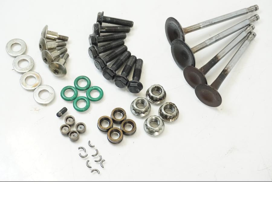 Baksidan på Topplock från en Ducati Hyperstrada -2013 motorcykel.