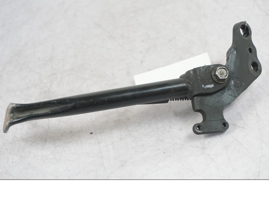 Snett nerifrån på Sidostöd från en Yamaha MT-09 -2016 motorcykel.