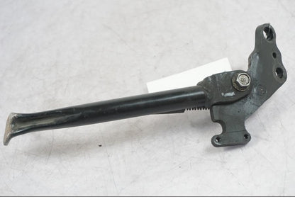 Snett nerifrån på Sidostöd från en Yamaha MT-09 -2016 motorcykel.