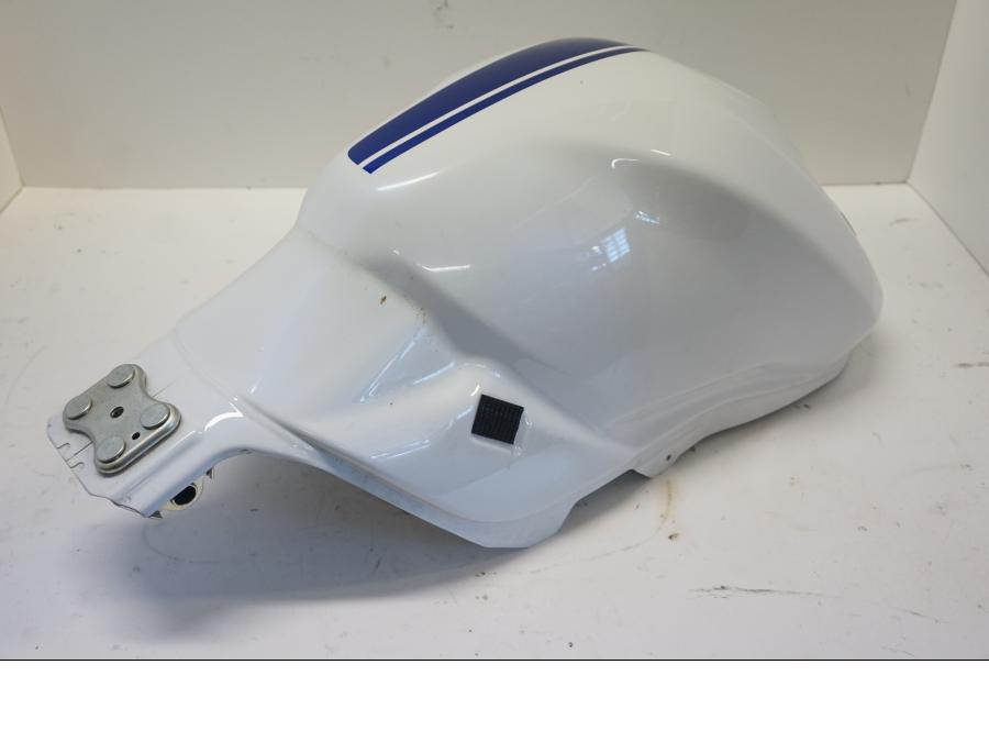 Vänster sida på Bensintank från en Suzuki SV 650 -2016 motorcykel.