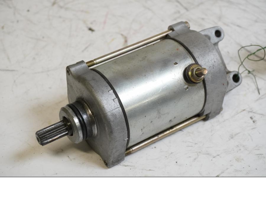 Framsidan på Startmotor från en Honda CBR 900 RR -1999 motorcykel.